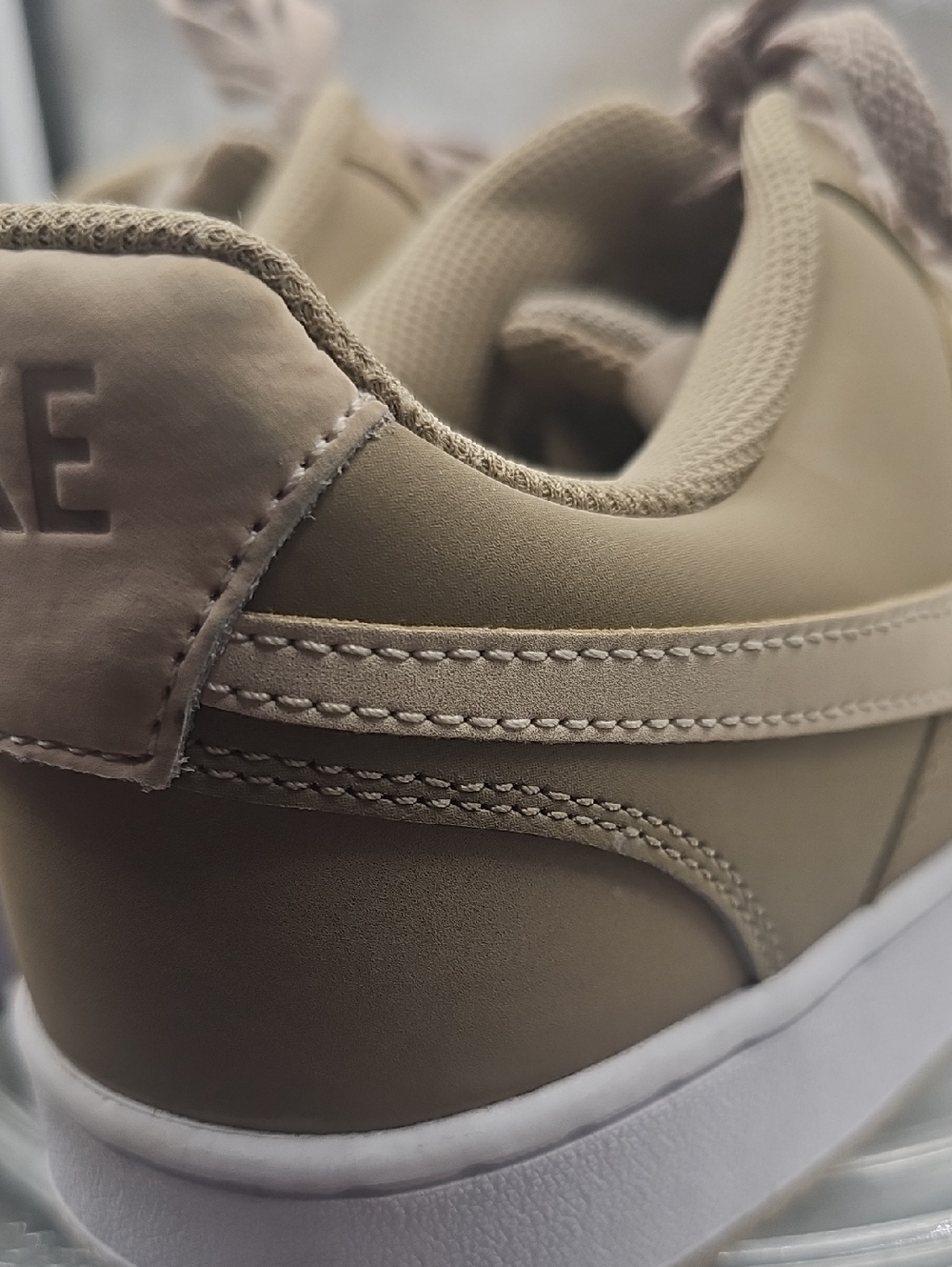 O  Mens Nike Tan And White Shoe - Picture 8 of 8